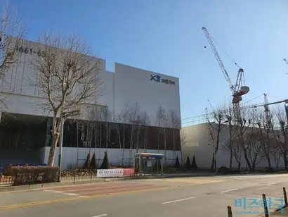 공사가 진행 중인 과천주공6단지(과천자이) 분양홍보관과 사업지 모습. 사진=차형조 기자