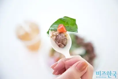 불량 의학 정보에 대한 경계심이 커지며 전문가들 사이에서는 검증되지 않은 건강 정보를 다룬 서적도 주의 대상이라는 지적이 나온다. 특히 최근 같은 출판사 출신 의학 서적 두 권이 베스트셀러에 올랐지만 두 책이 상반된 식단을 추천하고 있어 눈길을 끈다. 사진=임준선 기자