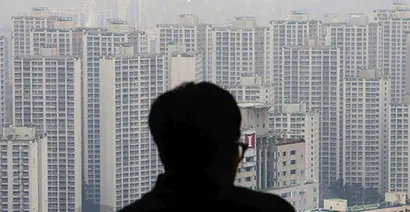 2일 서울 송파구 잠실 롯데월드타워에서 한 시민이 전망을 구경하고 있다. 사진은 기사의 특정 내용과 관련 없다. 사진=연합뉴스