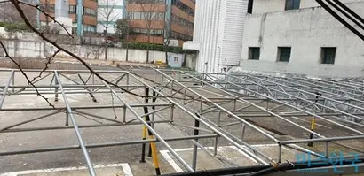 메리츠화재가 서울 중구 봉래동1가에 위치한 메리츠봉래동1빌딩의 옥외주차장에 철봉형 파이프를 설치해 불법 증축한 사실이 적발돼 중구청으로부터 위반건축물로 표기됐지만, 5년째 과태료만 납부한 사실이 확인됐다. 사진=유시혁 기자