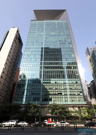 서울 강남구 역삼동에 위치한 메리츠타워도 2011년 11월과 2012년 9월 두 차례에 걸쳐 위반건축물로 지정됐다. 사진=박정훈 기자