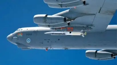 B-52 폭격기에 장착되어 시험발사 준비 중인 X-51 웨이브라이더 극초음속 실험체. 스크램제트 엔진이 장착됐다. 사진=미 공군 제공