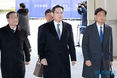 삼성물산 합병 의혹 수사와 관련해 김신 전 삼성물산 대표가 피의자 신분으로 소환된다. 합병 과정에서 이재용 부회장의 개입 및 지시가 드러날 경우 소환이 불가피하다는 전망도 나온다. 지난 12월 6일 서울고등법원에서 열린 국정농단 관련 파기환송심 3차 공판에 출석한 이재용 삼성전자 부회장. 사진=임준선 기자