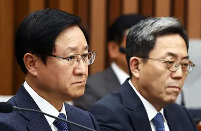 2016년 12월 국정농단 관련 청문회에 참석한 김신 전 대표(왼쪽)와 김종중 전 미래전략실 사장. 김 전 대표의 소환 후에는 합병 당시 그룹 컨트롤타워였던 미래전략실에 대한 수사도 진행될 것으로 보인다. 사진=사진공동취재단