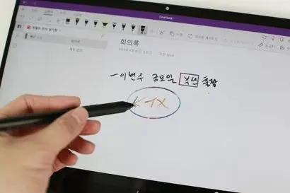 스타일러스 펜은 충전식인데 마땅히 수납할 곳이 없다. 대신 자석이 있어 노트북 본체에 달라붙는다. 사진=김정철 제공