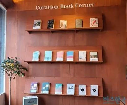 비화림에 비치된 책들은 보통 작가가 직접 선정하는 책이다. 사진=박찬웅 기자