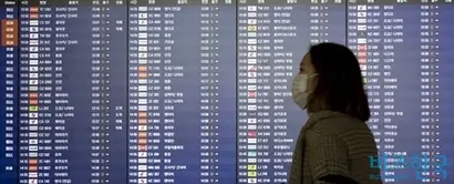 중국, 일본, 동남아 여행객에 의해 본격 성수기가 시작되는 3~4월에도 호텔 객실 점유율이 형편없을 거라는 예상이다. 인천국제공항 제1터미널의 항공편 전광판. 사진=임준선 기자