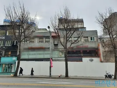 김수현 작가가 매각한 서울 이태원동 상가 건물 모습. 현재 임차사업자가 퇴거하고 철거를 앞둔 상태다. 사진=차형조 기자
