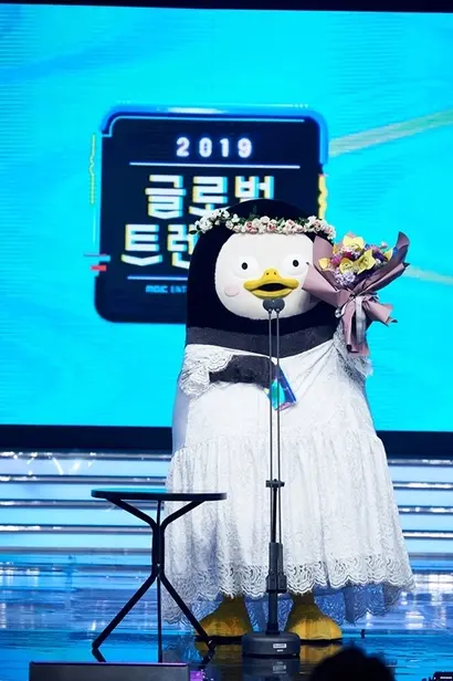 펭수는 방송사의 기획에 의해 개발됐다. 그러나 후시녹음을 하는 일반적인 인형 탈과 달리 연기자가 직접 연기와 대사를 했고 그로 인해 인기를 끌었으므로 연기자의 비중을 무시할 수 없다. 펭수가 2019년 MBC 방송연예대상에 시상자로 참석한 모습. 사진=MBC 제공