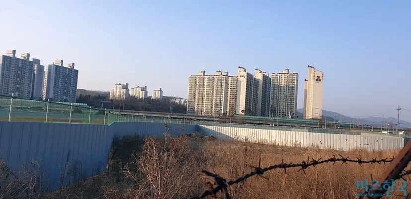 롯데그룹이 국방부로부터 받은 남양주시 퇴계원 부지의 토지 정지 작업이 완료된 후 펜스가 설치됐다.  사진=유시혁 기자