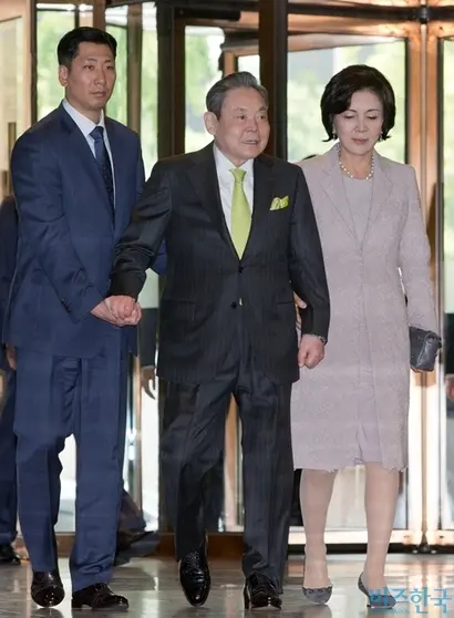 홍라희 전 삼성미술관 리움 관장과 경호원의 부축을 받아 2013년 호암시상식에 참석하는 이건희 회장의 모습. 사진=최준필 기자