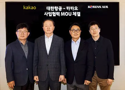 카카오는 2019년 12월 5일 대한항공과 사업협력 MOU를 체결했다. 왼쪽부터 하은용 대한항공 부사장, 우기홍 대한항공 대표이사 사장, 여민수 카카오 공동대표, 배재현 카카오 부사장. 사진=대한항공