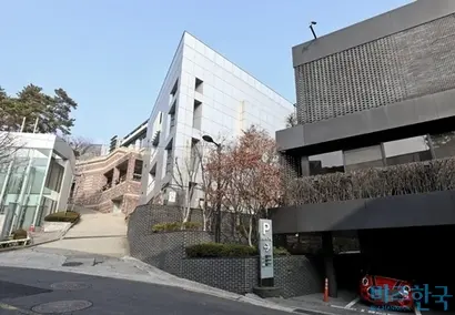 오른쪽 검은색 외관 건물은 삼성생명, 중간 회색 건물은 삼성생명공익재단 소유이며, 골목 안쪽 붉은색 벽돌 건물은 이재용 회장의 자택이다. 사진=고성준 기자