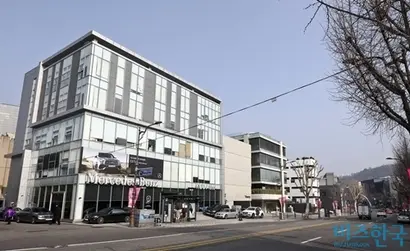 홍라희 전 관장과 이서현 이사장이 공동 소유한 메트리얼빌딩(맨 왼쪽). 오른쪽 건물 3채는 삼성물산이 소유하고 있으며 삼성물산 패션부문의 ‘띠어리’, ‘구호’, ‘준제이’ 매장이 입점해 있다. 사진=고성준 기자