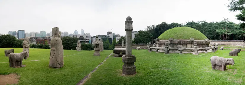 긴 담벼락이 둘러진 선릉은 돌호랑이와 돌양, 문인석과 무인석이 지키고 있다. 사진=문화재청