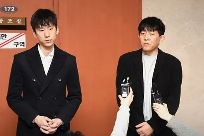 이재웅 쏘카 대표(오른쪽)와 타다 운영사 VCNC 박재욱 대표가 일명 타다 금지법으로 불리는 여객자동차운수사업법 개정안의 법사위 심의를 앞두고 3일 오후 국회 정론관 앞에서 반대 입장을 밝히고 있다. 사진=박은숙 기자