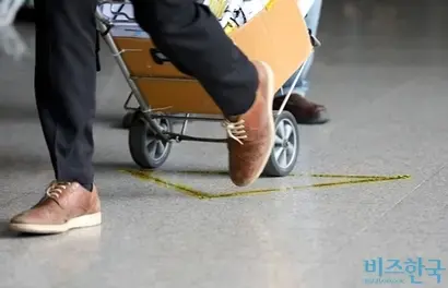 수사기관은 범죄 구성요건을 직접적으로 확인하기보다는 이를 구성하는 간접적인 사정과 정황 등을 확인한다. 서울중앙지검에서 검찰 직원이 서류를 싣고 지나가는 모습. 사진=박정훈 기자