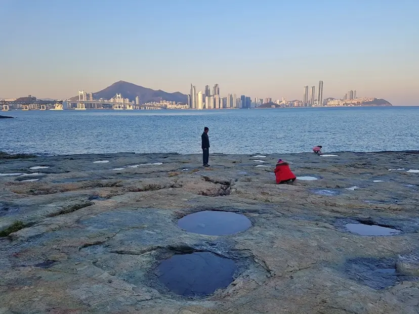 이기대 해안산책로에서는 잠시 마스크 벗고 싱그러운 봄바람까지 맞을 수 있다. 물론 거리 두기를 잘 지키면서 말이다. 코로나19로 인한 온라인 수업에 따분해하는 아이들과 바람 쐬기 좋다. 사진=구완회 제공
