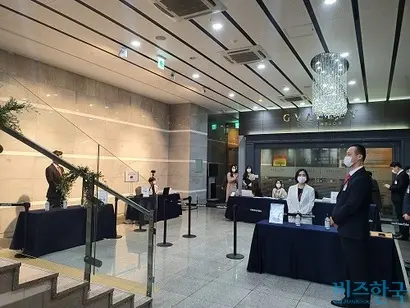 넷마블 주총장 입구. 주주 및 관계자는 안내원 지시에 따라 마스크를 착용하고, 손 소독제를 사용해야 입장이 가능하다. 사진=박찬웅 기자
