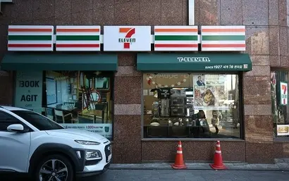 세븐일레븐 가맹 편의점 한 곳이 구인 공고에 ‘승무원·간호과·항공관광’이라는 조건을 걸어 논란이 일고 있다. 사진에 등장하는 매장은 기사 내용과 무관하다. 사진=고성준 기자