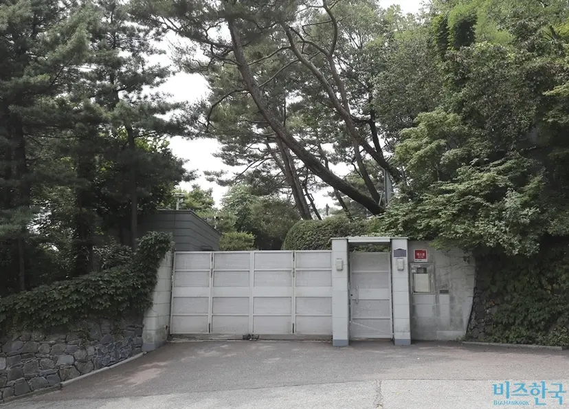 이웅열 코오롱 회장의 성북동 단독주택은 청룡에 비해 백호가 너무 커 균형을 잃었다. 백호가 너무 크면 외압으로 인하여 뜻을 마음껏 펼치기 어렵고 바람에 흔들리기 쉽다. 사진=박정훈 기자