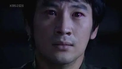 20년 만에 만난 쌍둥이 동생 신혁이 자신으로 오해받아 살해당한 것을 알고 난 뒤 복수를 각오하는 서하은(엄태웅). 서하은이란 이름으로 살다 유강혁이란 원래 이름을 되찾는가 싶더니, 다시 유신혁이란 이름으로 존재를 가려야 하는 하은은 모든 복수를 꿈꾸고 은하 곁으로 돌아가고 싶어한다. 사진=KBS 홈페이지
