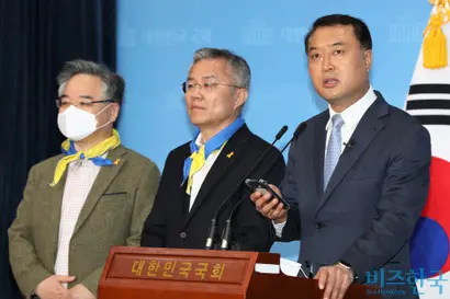 황희석 열린민주당 비례대표 후보(오른쪽)가 지난 31일 검찰개혁 공약을 발표하는 모습. 검찰은 조국 전 장관 수호와 윤석열 검찰총장 비판에 가장 앞장선 열린민주당의 지지율을 특히 예의주시하고 있다. 사진=박은숙 기자