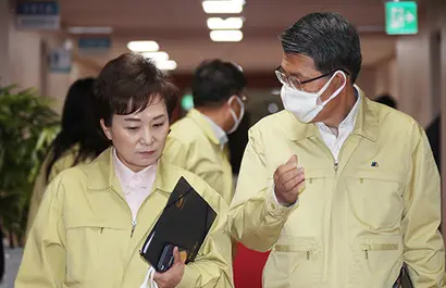 김현미 국토교통부 장관(왼쪽)과 은성수 금융위원장이 7일 정부서울청사에서 세종청사와 영상으로 연결해 열린 국무회의에 참석하며 대화하고 있다. 사진=연합뉴스