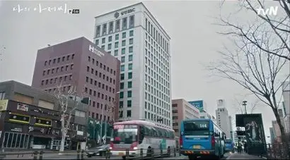 tvN 드라마에서 대기업 삼안E&C의 파견직 근로자 이지안 역을 맡은 배우 이지은 씨(위). 삼안E&C의 촬영 무대가 된 서울 서초구 잠원동 한국야쿠르트빌딩(아래). 사진=‘나의아저씨’ 화면 캡처