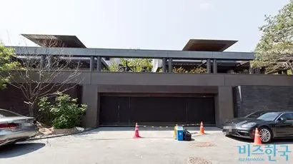 산과 물이 조화를 이르는 명당인 용산구 한남동에 자리한 정용진 신세계그룹 부회장과 이명희 신세계그룹 회장의 자택. 사진=최준필 기자