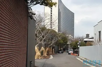 명당 중의 명당에 속하는 이태원로55길에 위치한 정용진 신세계 부회장의 단독주택 너머로 하얏트호텔이 보인다. 사진=유시혁 기자