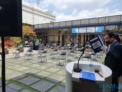신반포15차아파트 재건축사업 시공자 선정 총회 현장. 개회 직전 총회를 준비중인 조합 관계자 모습. 사진=신반포15차 재건축조합원 제공