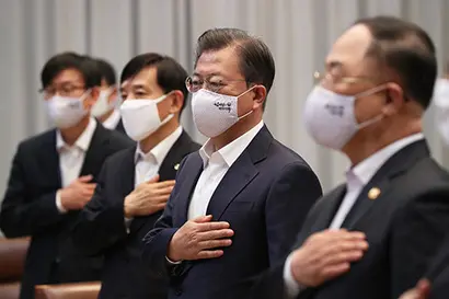 문재인 대통령이 22일 오전 청와대에서 열린 제5차 비상경제회의에 참석하고 있다. 사진=연합뉴스