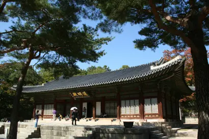 내전 가장 깊은 곳에 있는 통명전은 숙종 때 인현왕후의 처소였다. 왕비의 자리를 노리던 장희빈은 통명전 주변에 꼭두각시와 죽은 쥐, 새 등을 묻고 인현왕후를 저주했다. 이 일로 장희빈은 사약을 받고 세상을 뜬다. 사진=구완회 제공