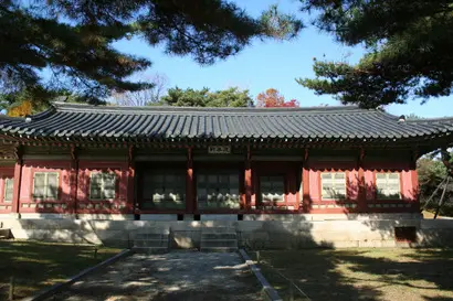통명전 동쪽의 영춘헌은 정조가 세상을 뜬 곳이다. 정조는 왕의 거처로는 초라하다 싶을 정도로 검소한 영춘헌에서 투박한 무명베를 입고 하루에 두 끼만 먹으며 나랏일에 매진했다. 사진=구완회 제공