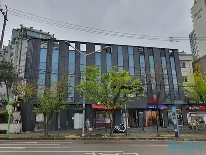 최근 수애가 매도 계약을 체결한 서울 성동구 옥수동 소재 상가 건물의 리모델링 전(2014년 10월 )과 현재 모습. 사진=네이버 지도·차형조 기자