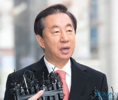 KT로부터 ‘딸 부정채용’ 형태의 뇌물을 받은 혐의로 재판에 넘겨진 김성태 의원이 올해 1월 17일 서울 양천구 서울남부지방법원에서 열린 1심 선고공판에 출석하고 있다. 사진=임준선 기자