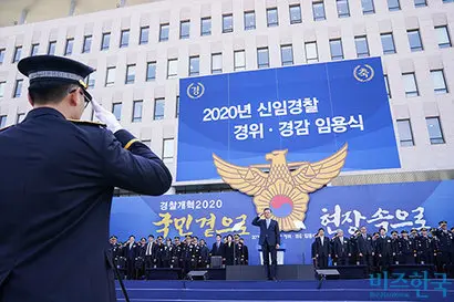 문재인 대통령이 지난 3월 12일 충남 아산 경찰대학에서 열린 신임 경찰 경위·경감 임용식에서 신임 경찰들로부터 경례를 받고 있다. 사진=청와대 제공