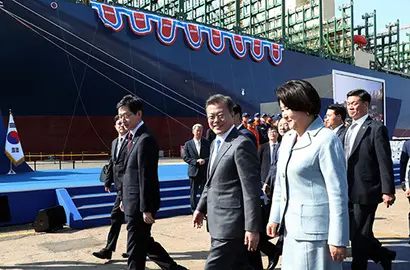 문재인 대통령과 부인 김정숙 여사가 4월 23일 경남 거제시 대우조선해양 옥포조선소에서 열린 세계 최대 컨테이너선 ‘알헤시라스’호 명명식 행사를 끝낸 후 김경수 경남도지사와 함께 퇴장하고 있다. 사진=연합뉴스