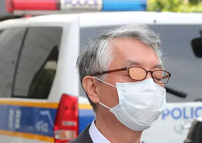 미공개 정보 주식거래 의혹을 받는 문은상 신라젠 대표이사가 11일 오전 구속 전 피의자 심문(영장실질심사)을 받기 위해 서울 양천구 남부지법 법정으로 들어서고 있다. 문 대표는 12일 구속됐다. 사진=연합뉴스
