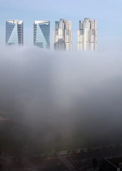 안개에 휩싸인 송도신도시의 모습으로, 기사의 특정 내용과 관련 없다. 사진=연합뉴스