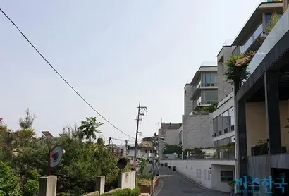 유엔빌리지 내 고급빌라 제이하우스에서는 어느 곳에서나 한강뷰를 즐길 수 있다. 사진=유시혁 기자
