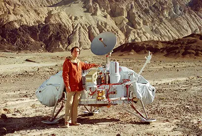 천문학자 칼 세이건(Carl Sagan)이 데스 밸리에서 훈련 중이던 바이킹 탐사선과 함께 다큐멘터리 ‘코스모스’ 시리즈를 촬영하던 모습. 데스 밸리는 지구상에서 가장 건조한 지역 중 하나인데, 아이러니하게도 하필 다큐멘터리 촬영날에 비가 세차게 쏟아졌다. 그래서 칼 세이건은 데스 밸리와 어울리지 않게 주황색 우비를 걸친 재밌는 모습으로 등장했다. 사진="COSMOS: A PERSONAL VOYAGE"/ Druyan-Sagan Associates, Inc.