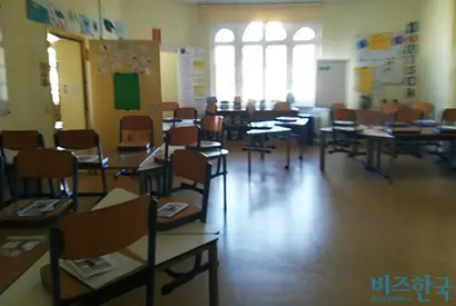 기존에 24명이 조별로 앉아 수업을 듣던 교실은 12명이 최대한 거리를 두고 한 명씩 따로 앉는 방식으로 재배치됐다. 담임선생님이 맡는 최소한의 과목만 등교 시 이뤄지고 나머지는 온라인 홈스쿨을 병행하는 방식이다. 사진=박진영 제공