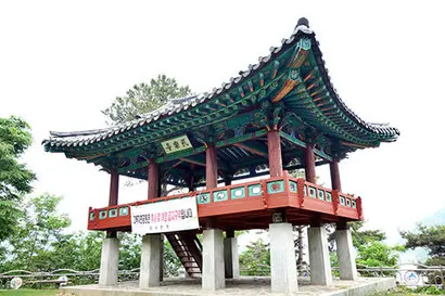 ‘민락정(民樂亭)’에 오르면 멋진 저수지 풍경이 내려다보인다. 사진=구완회 제공