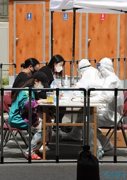 씨젠은 변이를 동반한 2차 코로나19 바이러스까지 진단 가능한 새로운 진단키트를 세계 최초로 개발했다. 서울 용산구 한남동 주민센터 옆 워크스루 선별진료소. 사진=박정훈 기자