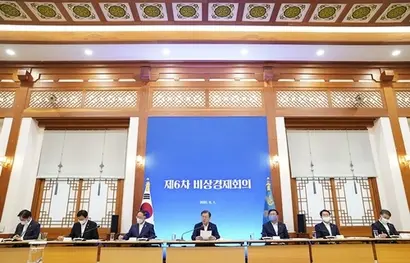 지난 1일 청와대에서 열린 제6차 비상경제회의에서 정부는 ‘2020년 하반기 경제정책방향’을 발표했다. 정부는 디지털뉴딜과 그린뉴딜을 양대 축으로 한국형 뉴딜을 추진한다고 밝혔다. 사진=청와대 제공