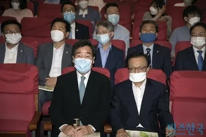 10일 오후 국회 의원회관에서 열린 ‘기후위기 극복-탄소제로시대를 위한 그린뉴딜 토론회’에는 더불어민주당 이해찬 대표와 이낙연 코로나19국난극복위원장 등 여러 국회의원이 참석했다. 사진=이종현 기자