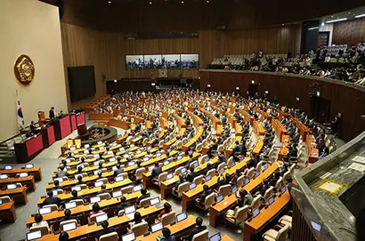 21대 국회가 개원한 5일 본회의장 의석에 의원들이 앉아 있다. 사진=연합뉴스