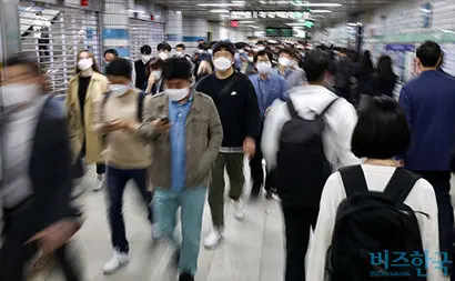 주 52시간 근무제 위반 신고 건수가 2019년 전년 대비 증가한 것으로 확인됐다. 이에 반해 실제 위반으로 인정된 사업장은 줄어들었다. 지하철을 이용하는 직장인들의 모습으로 기사의 특정 내용과 관련 없다. 사진=박정훈 기자